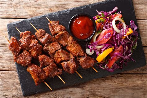  Suya?  A Smoky Savory Symphony of Spiced Skewered Meat!