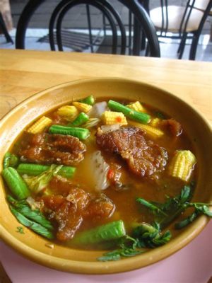  Gaeng Som Pak Ruam! A Symphony of Sour, Spicy Flavors Erupting on Your Taste Buds