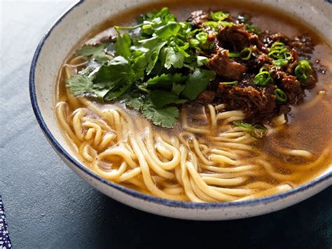  Lamb Stew Noodles: Can Spicy Depth and Silky Texture Coexist in One Bowl?